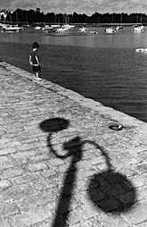« Le gamin sur le port... »