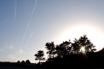 Le ciel du soir traversé par les avions...