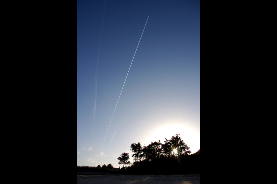 Le ciel du soir traversé par les avions...