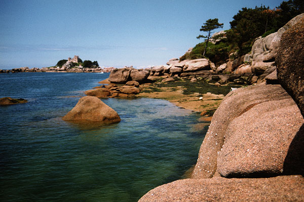 « Au loin, le château de Costaérès... »
