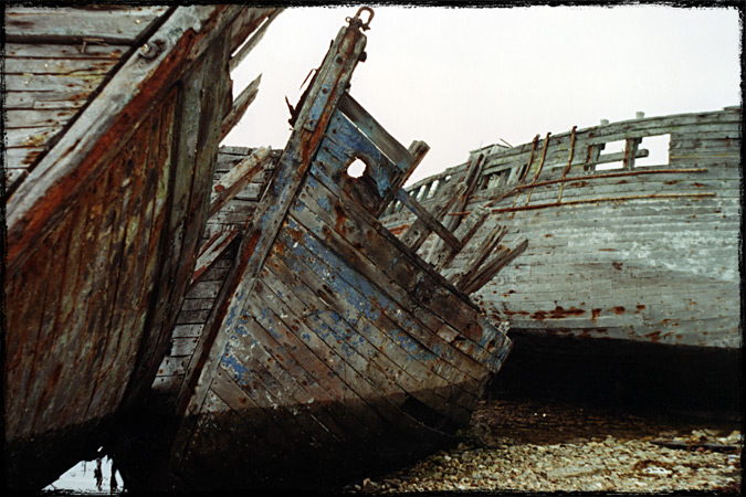Les épaves dans le cimetière de bateaux de Camaret (Finistère - 1990) - Erwan Corre