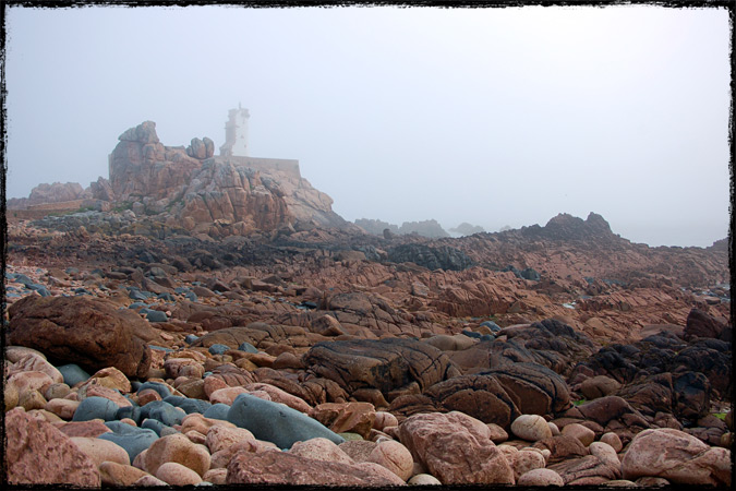 Dans la brume, le phare du Paon sur l'île de Bréhat (Côtes d'Armor - 2011) - Franck Garel