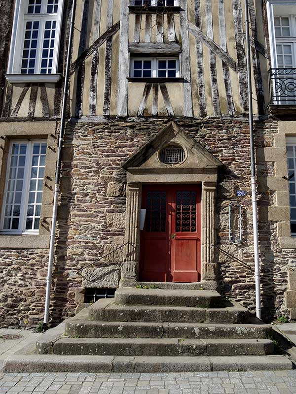 « La magnifique entrée de l'hôtel de la Noue... »