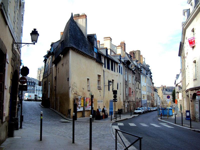 « La drôle de maison rue Saint Louis...