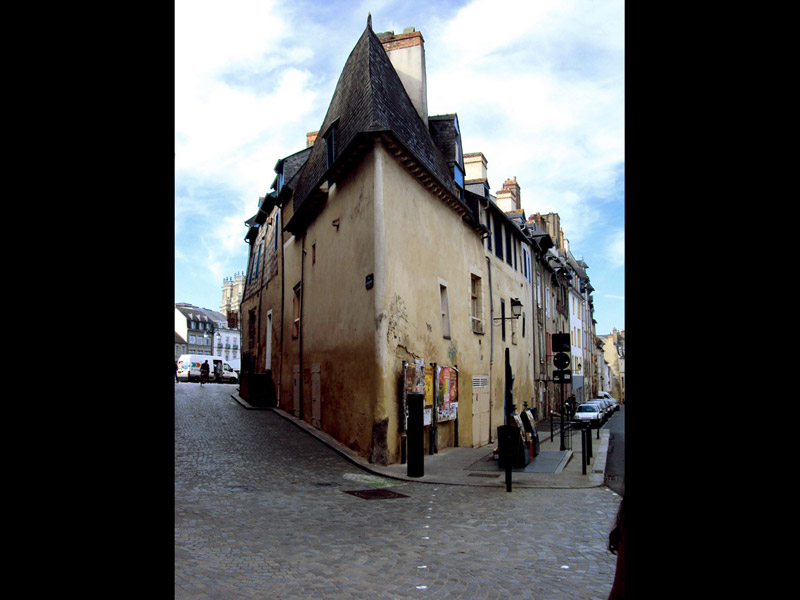 « La drôle de maison rue Saint Louis...