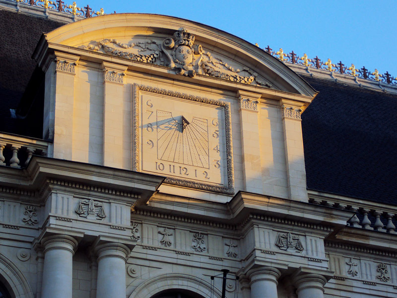 « Le cadran solaire au fronton du Parlement... »