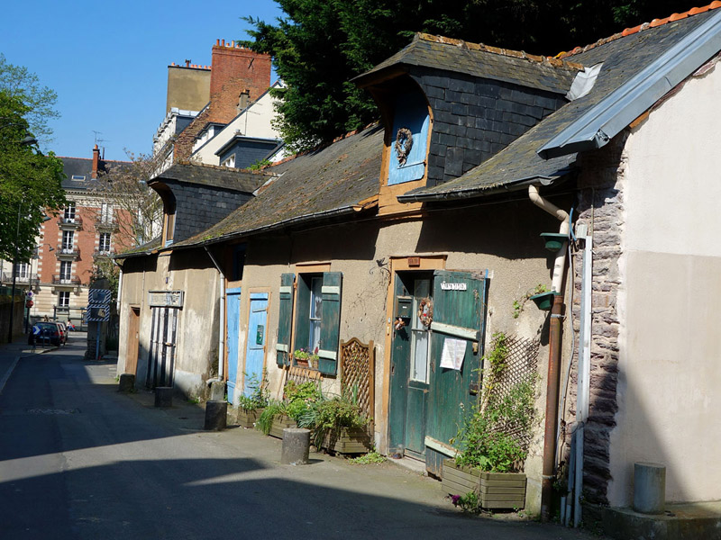 « Pas loin de l'église Saint-Melaine... »