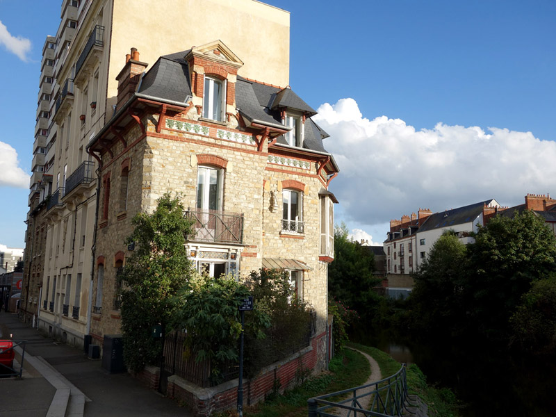« Située au 2, avenue Sergent Maginot... »