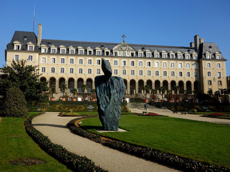 «Tiens, une drôle de sculpture... »