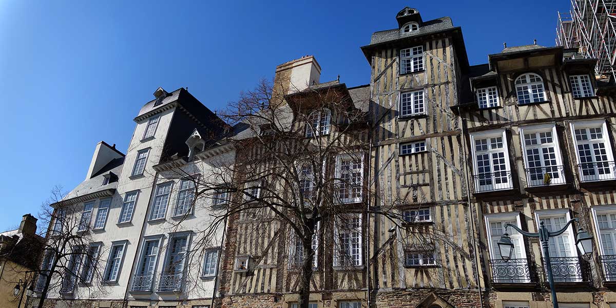« Les hôtels particuliers de la Place des Lices... »