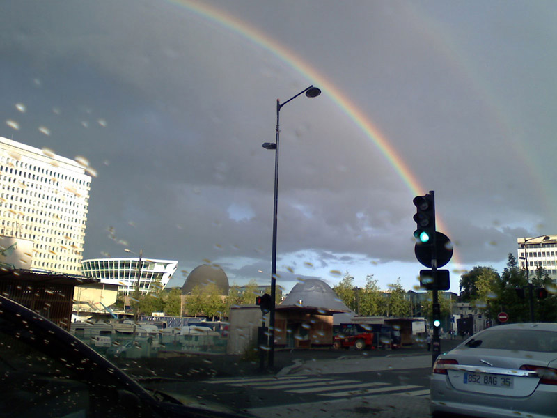 « Arc en ciel devant Les Champs Libres, rue d'Isly... »