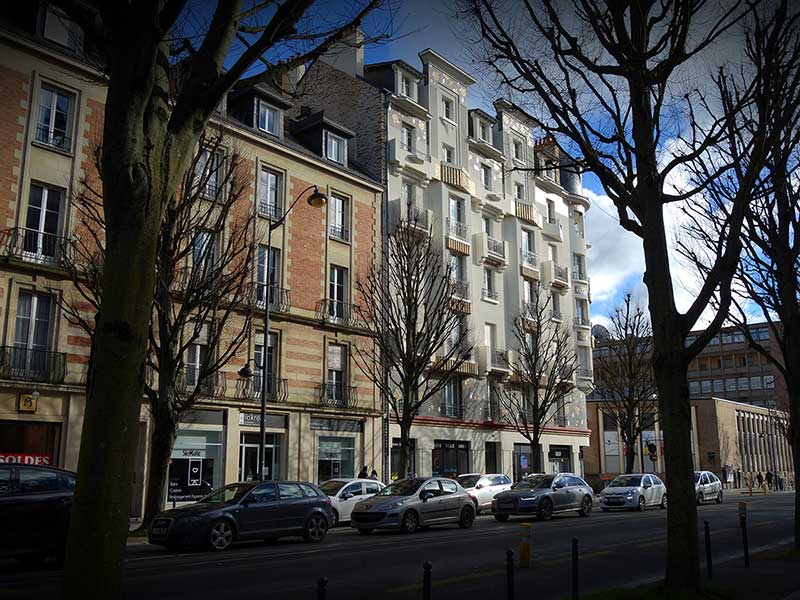 « Au 7 de l'Avenue Janvier... Devant le Lycée Zola... »