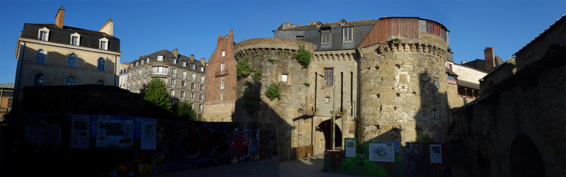 « Et l'on passe la Porte Mordelaise pour entrer dans la ville ancienne... Juin 2017 »