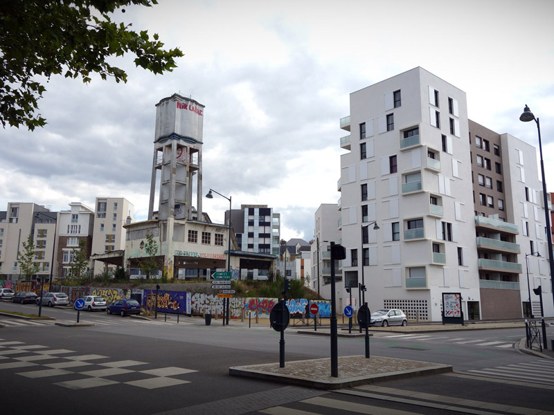 « En arrivant, depuis le pont St-Hélier... »