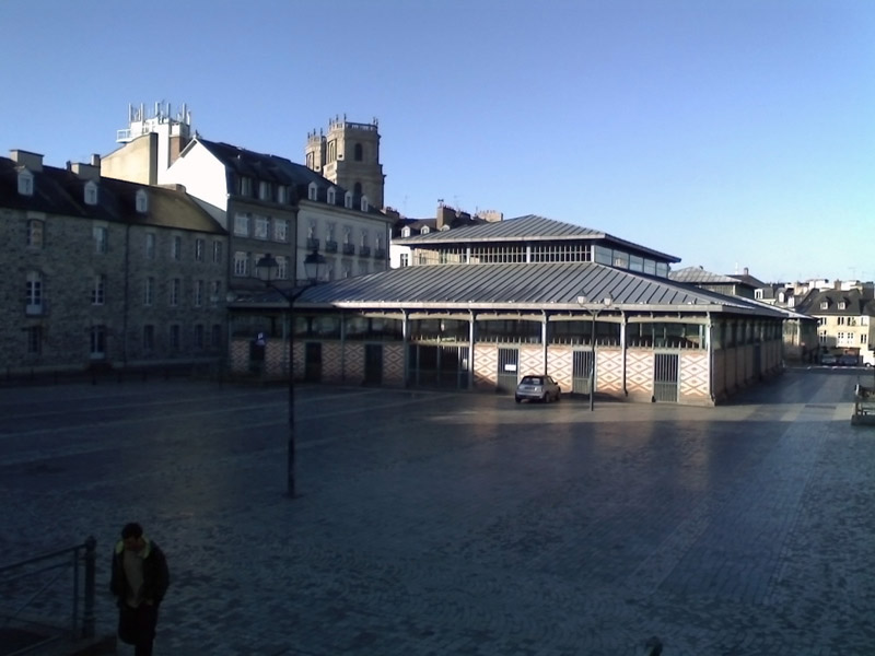 « La Place des Lices au petit matin... »