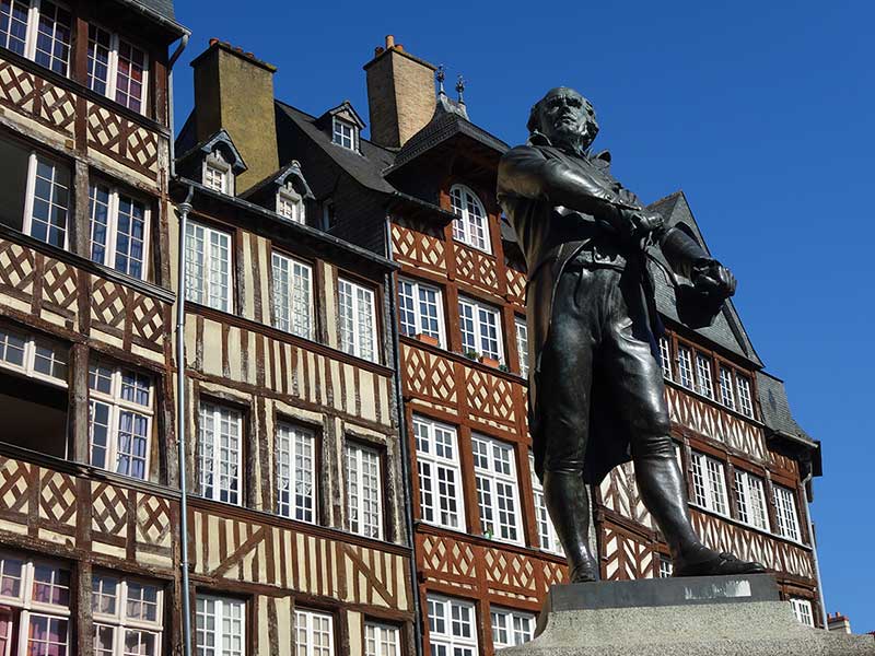 « La statue de Leperdit, Place du Champ Jacquet... »
