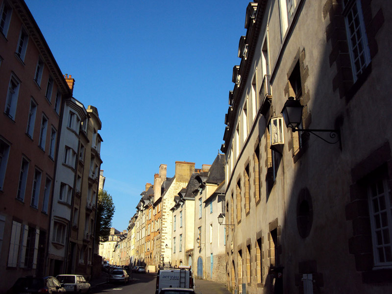 « Perspective sur la rue Saint Louis, au printemps... »