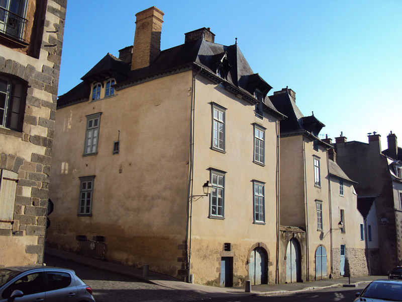 « Les vieilles bâtisses de la rue Saint Louis... »