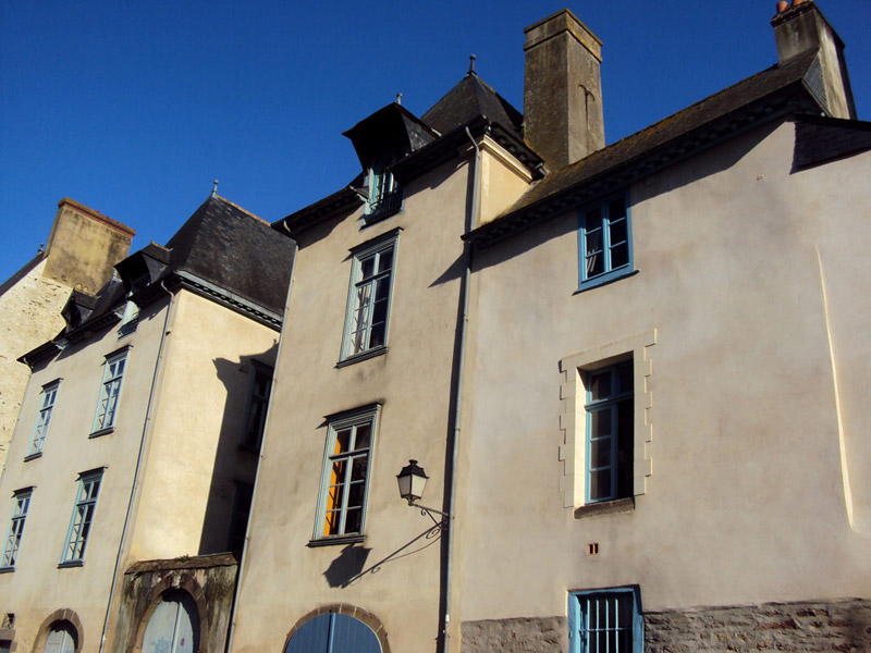 « Les vieilles maisons de la rue Saint Louis... »