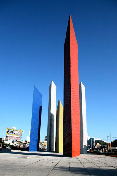 « Les Portes de la Cité Satellite » - Les Tours de Barragán et Goeritz (1957)