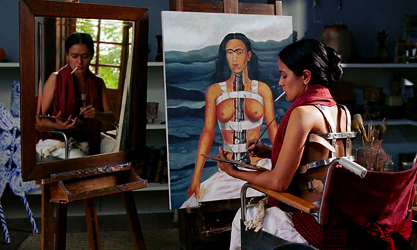 Scène du film montrant Frida réalisant son autoportrait...