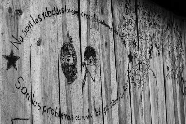 Les murs parlent pendant que la rue se tait...