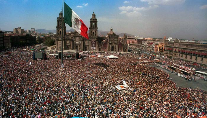 La foule sur la place centrale de Mexico...