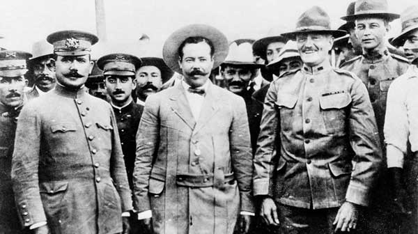 La rencontre officielle entre Villa, Álvaro Obregón et le général Pershing (et Patton)