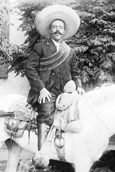 Pancho Villa posant fièrement du son cheval...