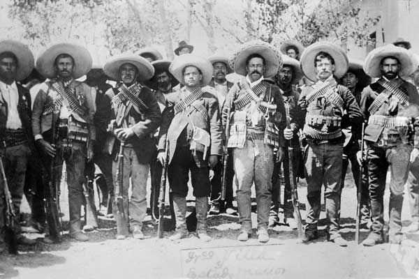 Pancho Villa et sa bande en 1915 à Mexico...