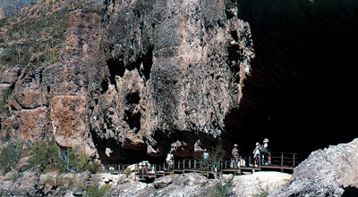 Vue de l'entrée de « La Cueva de la Pintada »