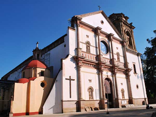 La façade de la basilique de Nuestra Señora de la Salud de Pátzcuaro