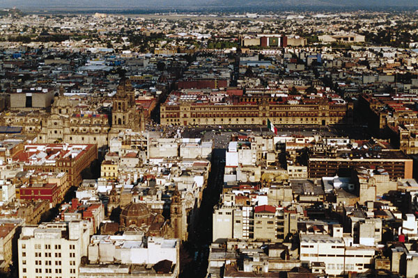 Le « Zócalo » - Centre historique de Mexico - La Cathédrale, la Place de la Constitution et la Palais Présidentiel - Mexique