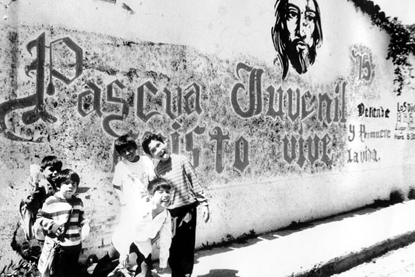 Les enfants d'Ixtlán devant un mural religieux - Jalisco - Mexique