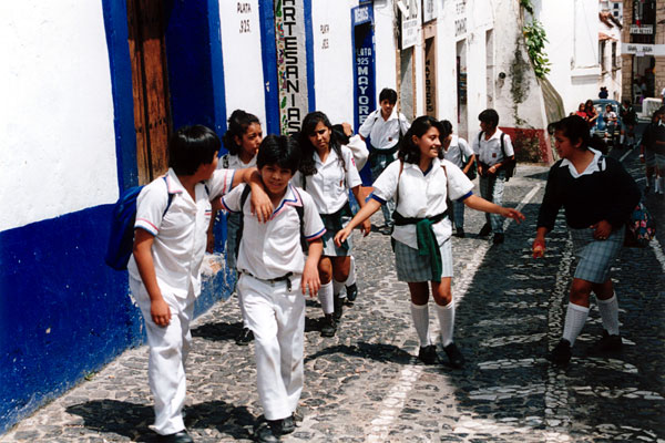 Les enfants de Taxco sortant de l'école (Guerrero - Mexique)