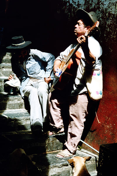 Les Musiciens dans les ruelles de Taxco...
