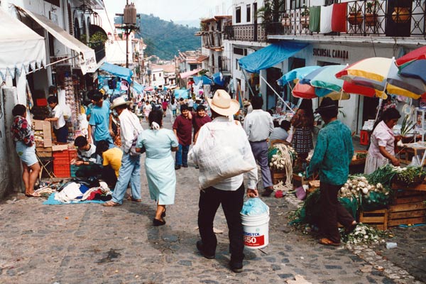 L'une des ruelles toujours animées de Taxco - Mexique