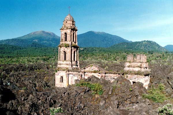 L'église ensevellie de San Juan Parangaricutiro près du volcan Paricutín