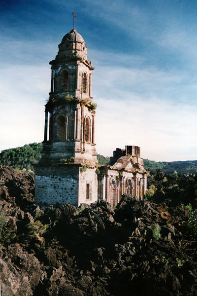 L'église ensevellie de San Juan Parangaricutiro près du volcan Paricutín