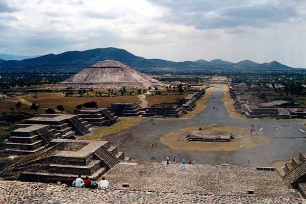 « L'Allée des Morts vue de la Pyramide de la Lune » - Teotihuacán - Mexique