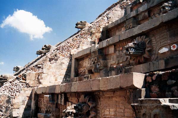 Le Temple de Quetzalcoátl à Teotihuacán