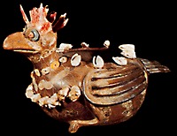 Poule en terre cuite et décorée de coquillages