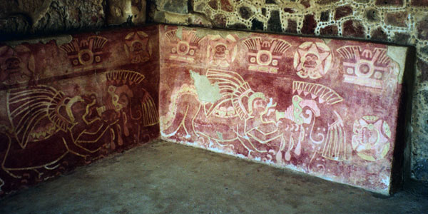 Fresque murale sur dalle dans la pyramide du Soleil à Teotihuacan...