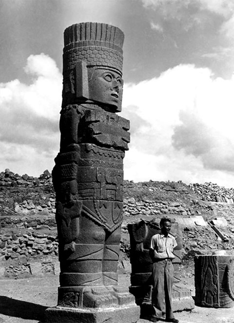 Jorge R. Acosta devant la statue « Atlante » à Tula en 1941 - Photo D.R. - Photothèque nationale du Mexique - INAH