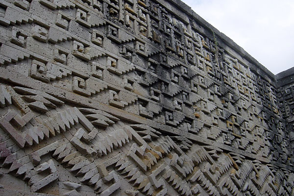 Un mur du palais de Mitla, caractérisé par l'arrangement des pierres « à la grecque »
