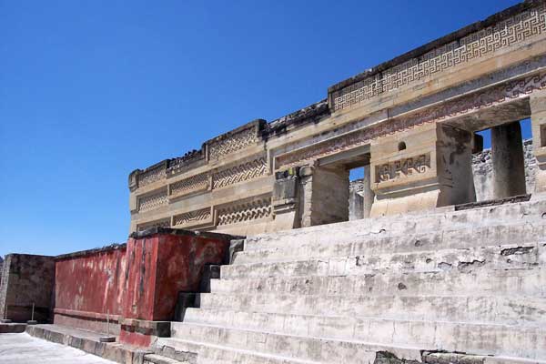 L'entrée du palais de Mitla, avec ses murs rouges d'origine